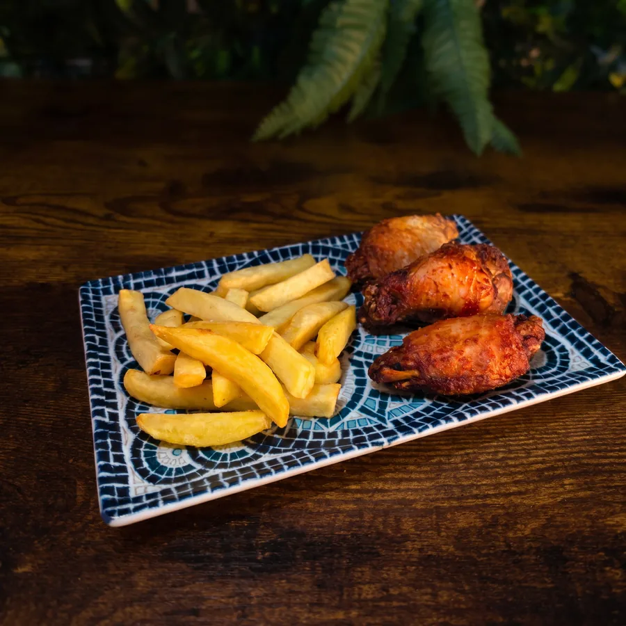 Hähnchenflügel mit Pommes vom Mi Locura, Mairena del Aljarafe