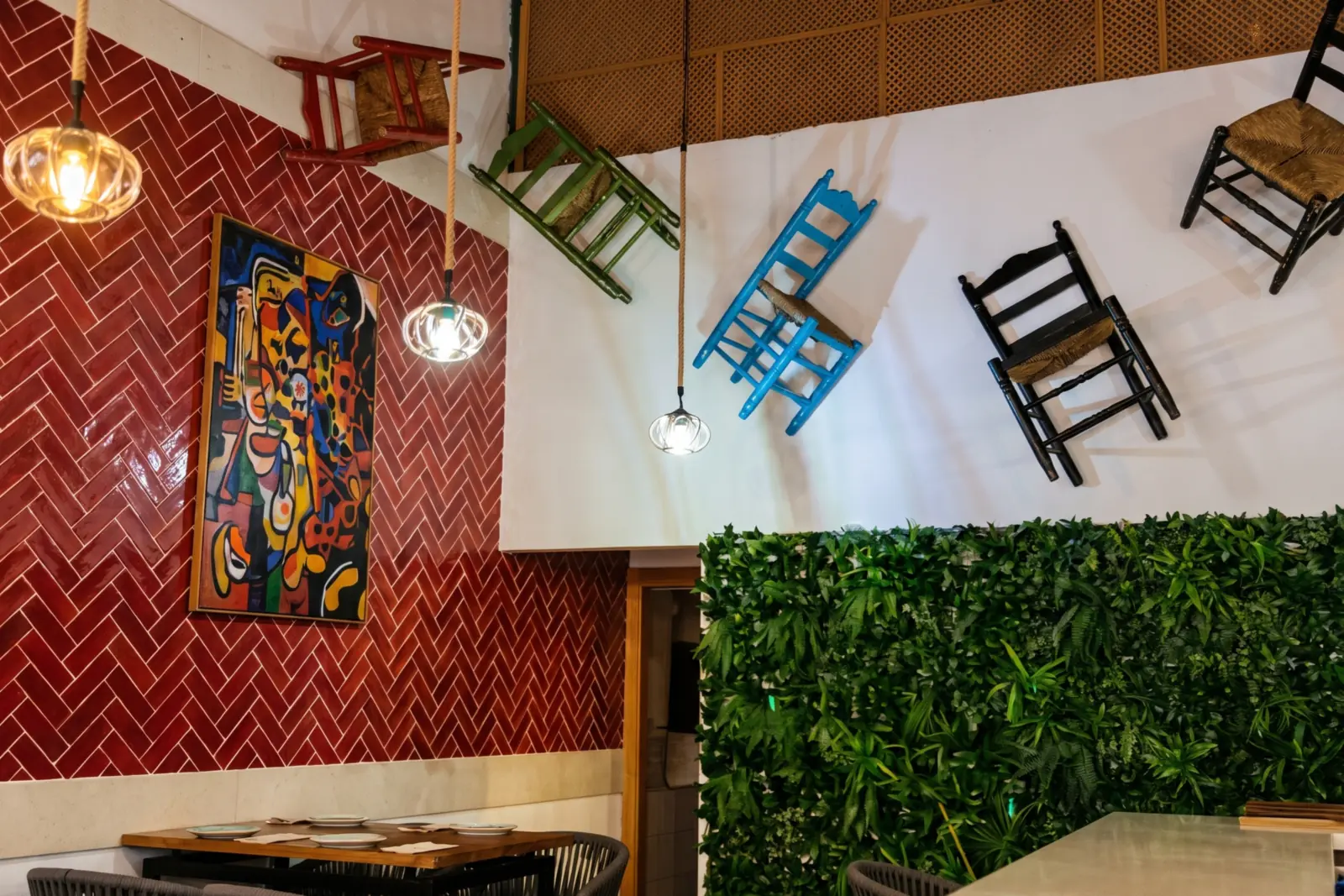 Bunte Stühle, die im Mi Locura von der Decke hängen